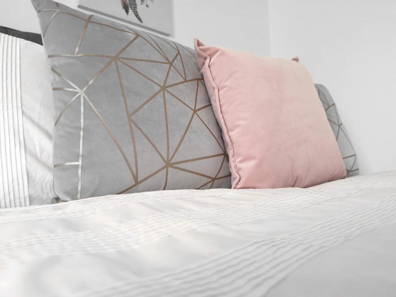 Parking, Smart Tv'S In All Rooms, Central Location 스완지 외부 사진