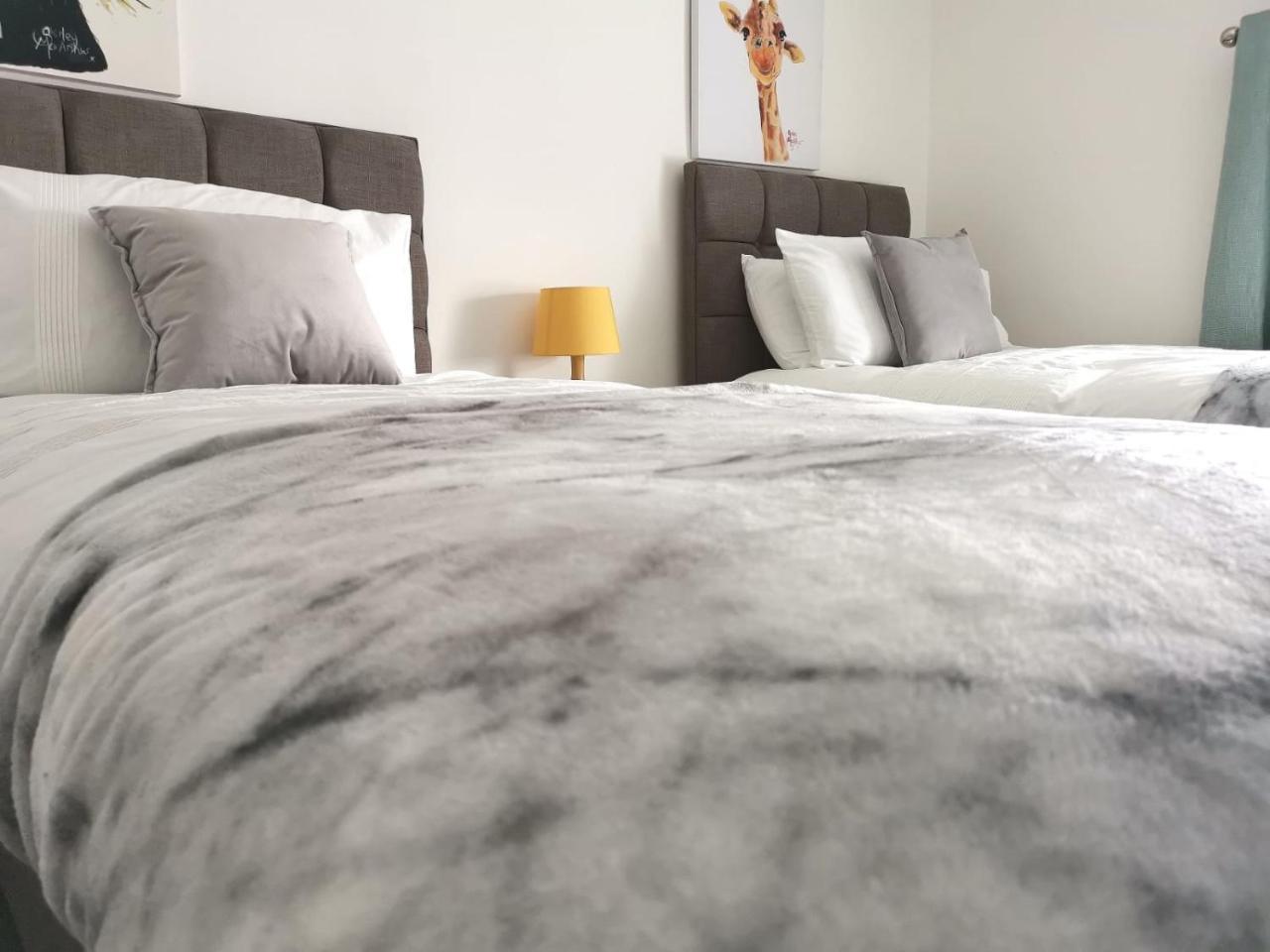 Parking, Smart Tv'S In All Rooms, Central Location 스완지 외부 사진